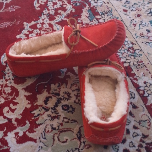Red Ugg Moccasins 🍒 Sheep Wool Sherling Slippers Rare Color - Picture 11 of 16